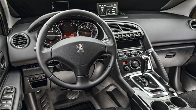 Sem mudan&ccedil;as no interior: bom acabamento e muitos porta-trecos | <a href="https://beta-develop.quatrorodas.abril.com.br/carros/impressoes/peugeot-3008-791963.shtml" rel="migration">Leia mais</a>