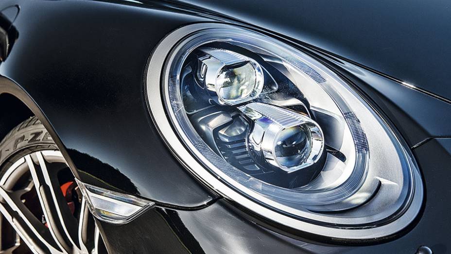 Os far&oacute;is t&ecirc;m led e | <a href="https://beta-develop.quatrorodas.abril.com.br/carros/testes/porscshe-911-turbo-795081.shtml" rel="migration">Leia mais</a>