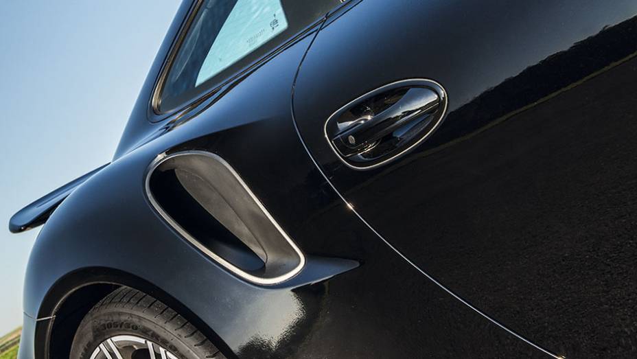 as tomadas de ar laterais ventilam os radiadores dos turbos | <a href="https://beta-develop.quatrorodas.abril.com.br/carros/testes/porscshe-911-turbo-795081.shtml" rel="migration">Leia mais</a>
as tomadas de ar laterais ventilam os radiadores dos turbos | <a href="https://beta-develop.quatrorodas.abril.com.br/carros/testes/porscshe-911-turbo-795081.shtml" rel="migration">Leia mais</a>