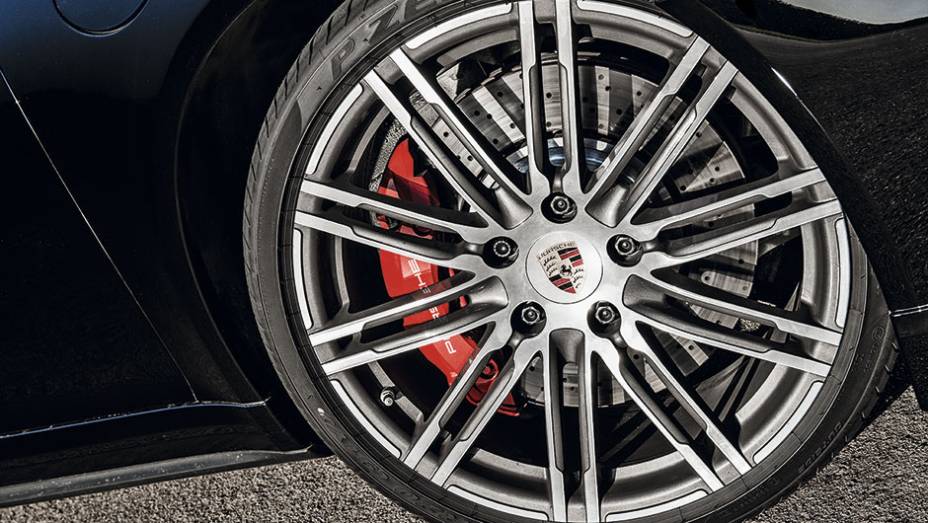 | <a href="https://beta-develop.quatrorodas.abril.com.br/carros/testes/porscshe-911-turbo-795081.shtml" rel="migration">Leia mais</a> | <a href="https://beta-develop.quatrorodas.abril.com.br/carros/testes/porscshe-911-turbo-795081.shtml" rel="migration">Leia mais</a>
