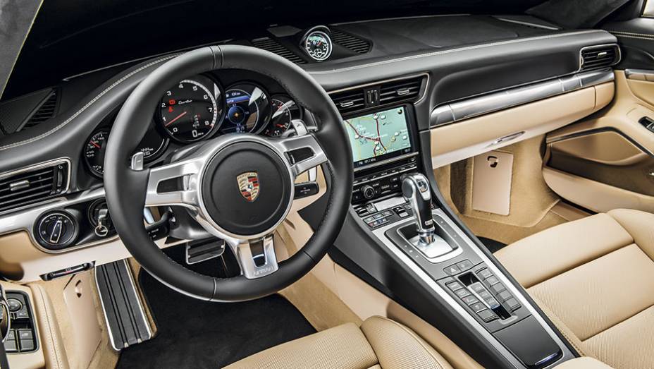 O console foi inspirado no Carrera GT | <a href="https://beta-develop.quatrorodas.abril.com.br/carros/testes/porscshe-911-turbo-795081.shtml" rel="migration">Leia mais</a>