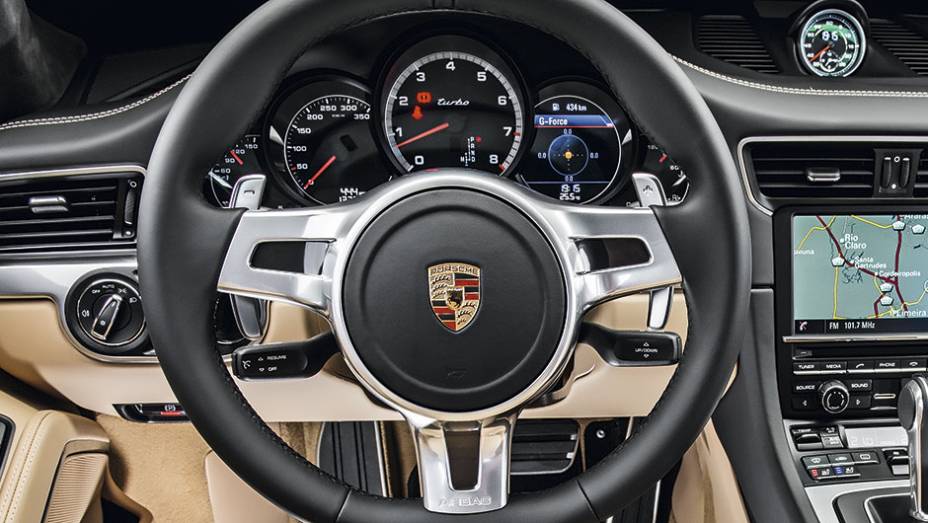 Volante tem comandos de c&acirc;mbio | <a href="https://beta-develop.quatrorodas.abril.com.br/carros/testes/porscshe-911-turbo-795081.shtml" rel="migration">Leia mais</a>