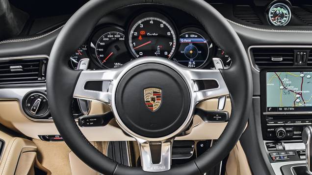 Volante tem comandos de câmbio | <a href="https://beta-develop.quatrorodas.abril.com.br/carros/testes/porscshe-911-turbo-795081.shtml" rel="migration">Leia mais</a> Volante tem comandos de câmbio | <a href="https://beta-develop.quatrorodas.abril.com.br/carros/testes/porscshe-911-turbo-795081.shtml" rel="migration">Leia mais</a>
