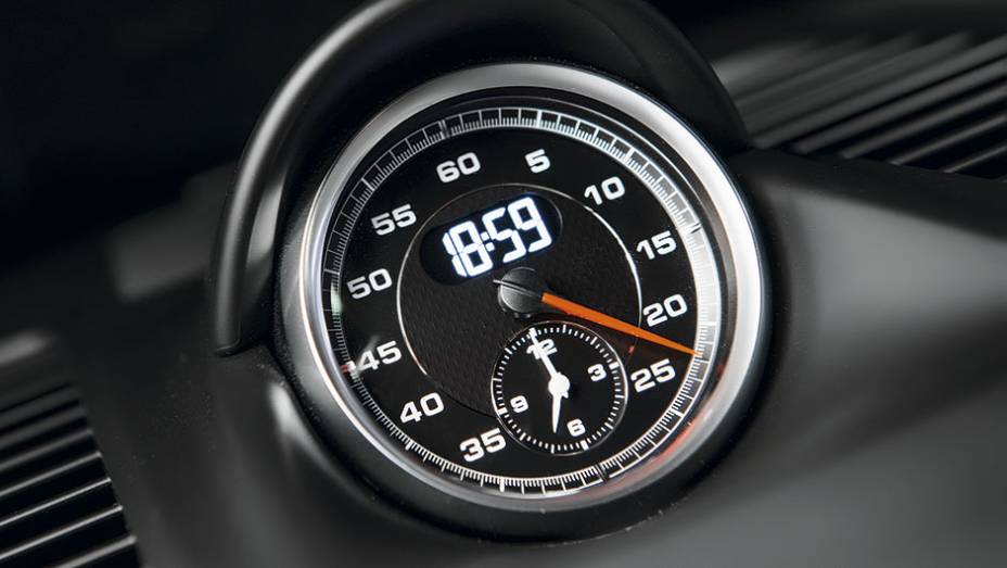 No alto do painel h&aacute; um cron&oacute;grafo | <a href="https://beta-develop.quatrorodas.abril.com.br/carros/testes/porscshe-911-turbo-795081.shtml" rel="migration">Leia mais</a>