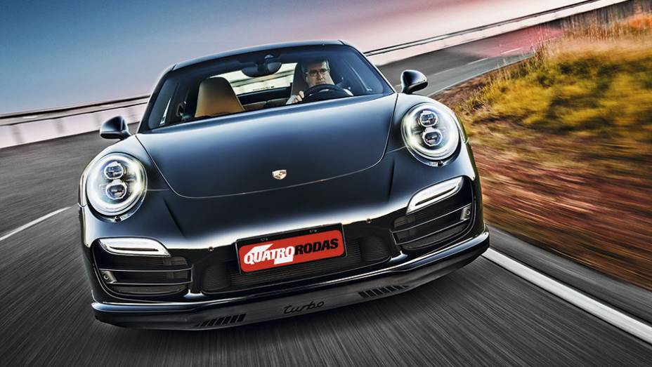 Spoiler, na frente, e | <a href="https://beta-develop.quatrorodas.abril.com.br/carros/testes/porscshe-911-turbo-795081.shtml" rel="migration">Leia mais</a>
