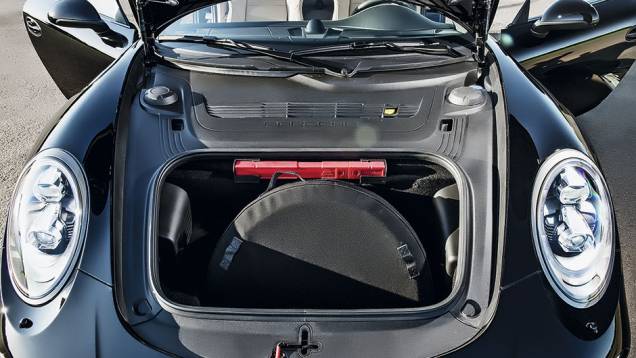 O estepe (mais fino) fica no porta-malas | <a href="https://beta-develop.quatrorodas.abril.com.br/carros/testes/porscshe-911-turbo-795081.shtml" rel="migration">Leia mais</a> O estepe (mais fino) fica no porta-malas | <a href="https://beta-develop.quatrorodas.abril.com.br/carros/testes/porscshe-911-turbo-795081.shtml" rel="migration">Leia mais</a>
