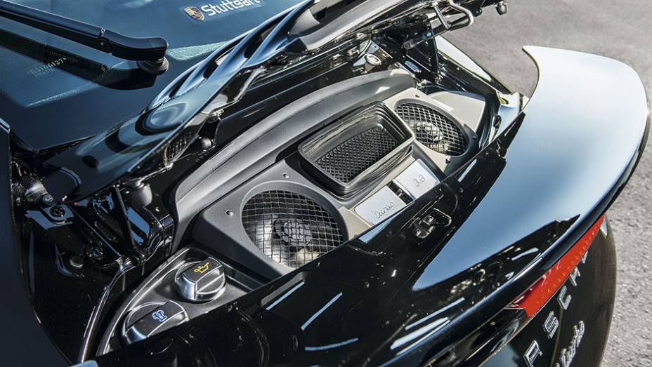 Atr&aacute;s, acesso aos itens de manuten&ccedil;&atilde;o regular | <a href="https://beta-develop.quatrorodas.abril.com.br/carros/testes/porscshe-911-turbo-795081.shtml" rel="migration">Leia mais</a>