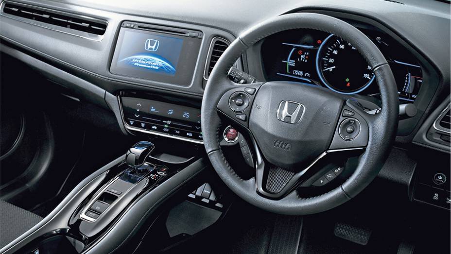 O console é voltado para o motorista | <a href="https://beta-develop.quatrorodas.abril.com.br/reportagens/geral/vale-esperar-honda-vezel-793591.shtml" rel="migration">Leia mais</a>