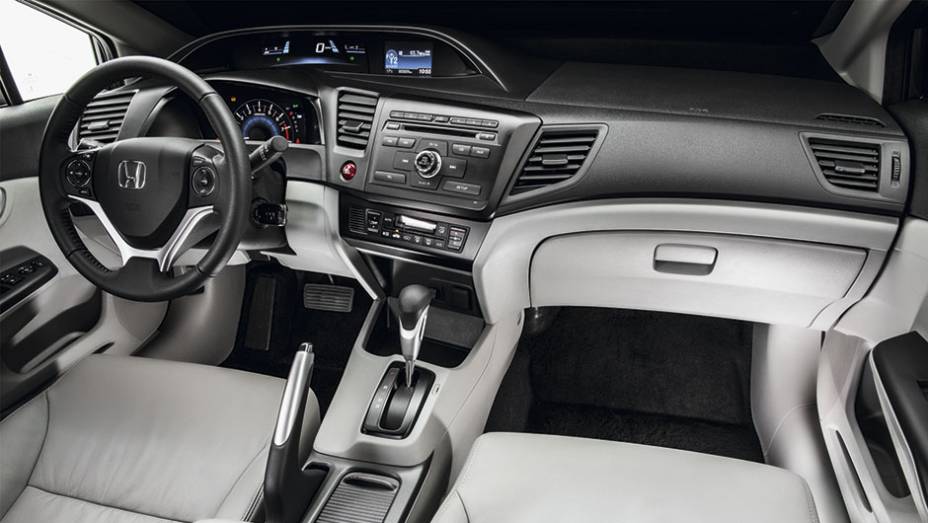 Versão intermediária é bem equipada. Tem bancos de couro, som com Bluetooth e câmera de ré | <a href="https://beta-develop.quatrorodas.abril.com.br/carros/impressoes/honda-civic-2015-797583.shtml" rel="migration">Leia mais</a> Versão intermediária é bem equipada. Tem bancos de couro, som com Bluetooth e câmera de ré | <a href="https://beta-develop.quatrorodas.abril.com.br/carros/impressoes/honda-civic-2015-797583.shtml" rel="migration">Leia mais</a>
