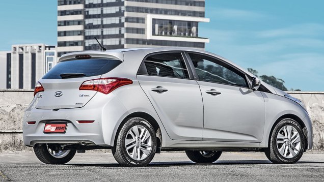 Na versão Comfort Plus, considerada no teste, o HB20 tem rodas de aço | <a href="https://beta-develop.quatrorodas.abril.com.br/carros/comparativos/renault-sandero-x-chevrolet-onix-x-hyundai-hb20-798448.shtml" rel="migration">Leia mais</a> Na versão Comfort Plus, considerada no teste, o HB20 tem rodas de aço | <a href="https://beta-develop.quatrorodas.abril.com.br/carros/comparativos/renault-sandero-x-chevrolet-onix-x-hyundai-hb20-798448.shtml" rel="migration">Leia mais</a>