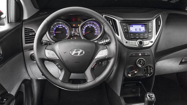 Vidros elétricos nos vidros dianteiros e traseiros são itens de série, assim como sistema de som, ar-condicionado e computador de bordo | <a href="https://beta-develop.quatrorodas.abril.com.br/carros/comparativos/renault-sandero-x-chevrolet-onix-x-hyundai-hb20-798448.s" rel="migration"></a> Vidros elétricos nos vidros dianteiros e traseiros são itens de série, assim como sistema de som, ar-condicionado e computador de bordo | <a href="https://beta-develop.quatrorodas.abril.com.br/carros/comparativos/renault-sandero-x-chevrolet-onix-x-hyundai-hb20-798448.s" rel="migration"></a>