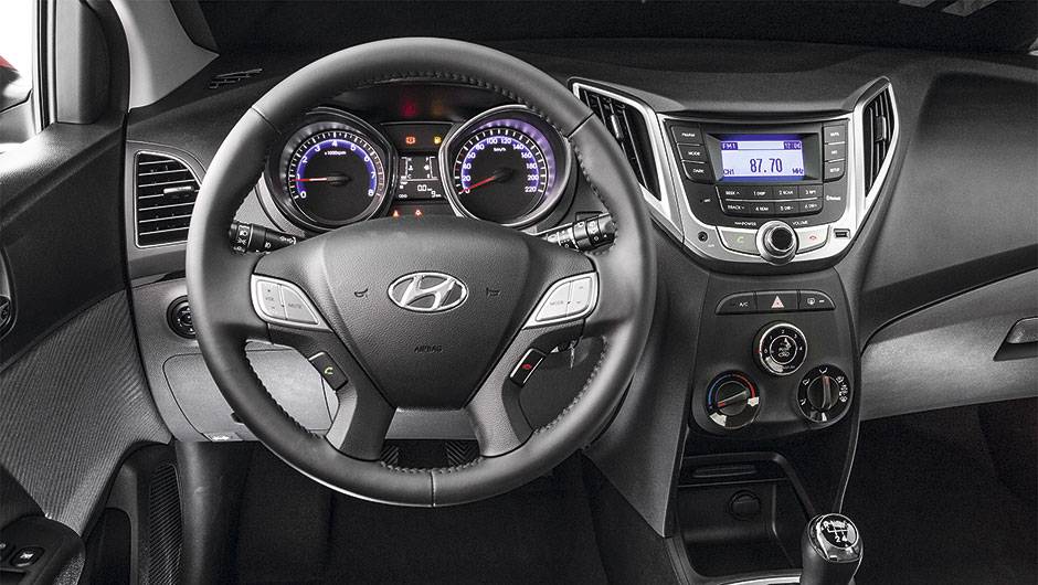 Vidros elétricos nos vidros dianteiros e traseiros são itens de série, assim como sistema de som, ar-condicionado e computador de bordo | <a href="https://beta-develop.quatrorodas.abril.com.br/carros/comparativos/renault-sandero-x-chevrolet-onix-x-hyundai-hb20-798448.s" rel="migration"></a> Vidros elétricos nos vidros dianteiros e traseiros são itens de série, assim como sistema de som, ar-condicionado e computador de bordo | <a href="https://beta-develop.quatrorodas.abril.com.br/carros/comparativos/renault-sandero-x-chevrolet-onix-x-hyundai-hb20-798448.s" rel="migration"></a>