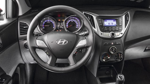 Vidros el&eacute;tricos nos vidros dianteiros e traseiros s&atilde;o itens de s&eacute;rie, assim como sistema de som, ar-condicionado e computador de bordo | <a href="https://beta-develop.quatrorodas.abril.com.br/carros/comparativos/renault-sandero-x-chevrolet-onix-x-hyundai-hb20-798448.s" rel="migration"></a>