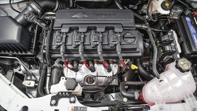 GM 1.4 traz monocomando no cabe&ccedil;ote | <a href="https://beta-develop.quatrorodas.abril.com.br/carros/comparativos/renault-sandero-x-chevrolet-onix-x-hyundai-hb20-798448.shtml" rel="migration">Leia mais</a>