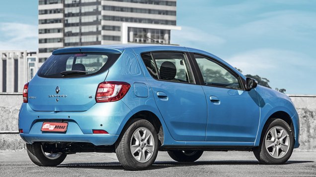 Na configura&ccedil;&atilde;o Expression, o Sandero n&atilde;o traz calotas nem sensor de estacionamento | <a href="https://beta-develop.quatrorodas.abril.com.br/carros/comparativos/renault-sandero-x-chevrolet-onix-x-hyundai-hb20-798448.shtml" rel="migration">Leia mais</a>