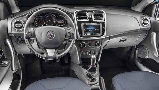 De s&eacute;rie, o hatch traz banco do motorista com ajuste em altura, banco traseiro bipartido e ar-condicionado | <a href="https://beta-develop.quatrorodas.abril.com.br/carros/comparativos/renault-sandero-x-chevrolet-onix-x-hyundai-hb20-798448.shtml" rel="migration">Leia mais</a>