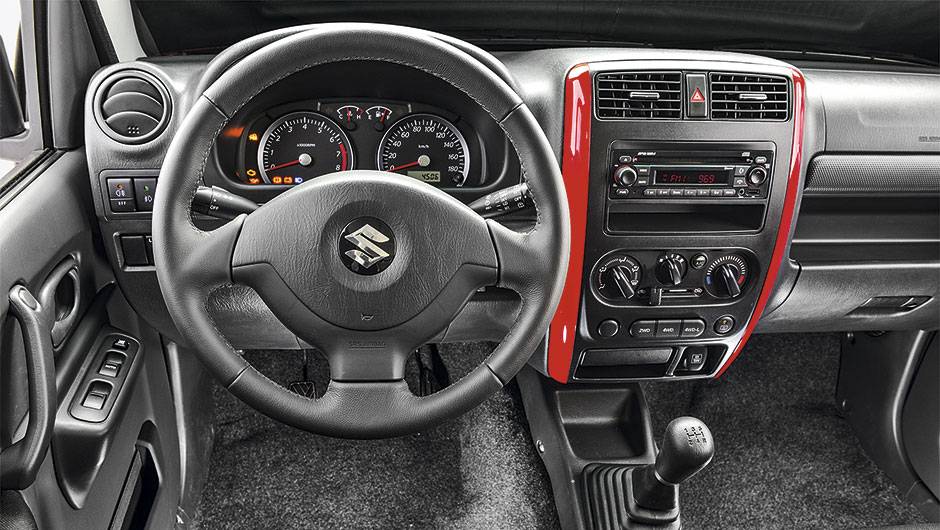 Painel tem frisos na cor da carroceria | <a href="https://beta-develop.quatrorodas.abril.com.br/carros/impressoes/suzuki-jimny-4sport-797573.shtml" rel="migration">Leia mais</a> Painel tem frisos na cor da carroceria | <a href="https://beta-develop.quatrorodas.abril.com.br/carros/impressoes/suzuki-jimny-4sport-797573.shtml" rel="migration">Leia mais</a>