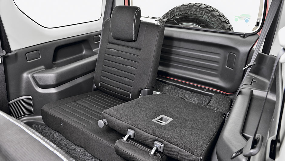 Bancos rebat&iacute;veis liberam espa&ccedil;o para bagagem | <a href="https://beta-develop.quatrorodas.abril.com.br/carros/impressoes/suzuki-jimny-4sport-797573.shtml" rel="migration">Leia mais</a>