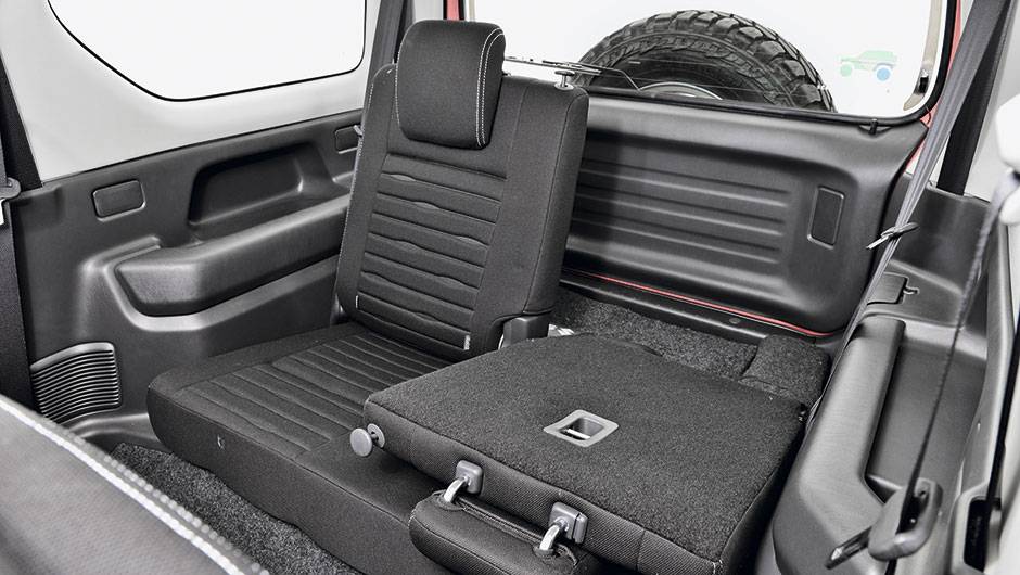 Bancos rebatíveis liberam espaço para bagagem | <a href="https://beta-develop.quatrorodas.abril.com.br/carros/impressoes/suzuki-jimny-4sport-797573.shtml" rel="migration">Leia mais</a> Bancos rebatíveis liberam espaço para bagagem | <a href="https://beta-develop.quatrorodas.abril.com.br/carros/impressoes/suzuki-jimny-4sport-797573.shtml" rel="migration">Leia mais</a>