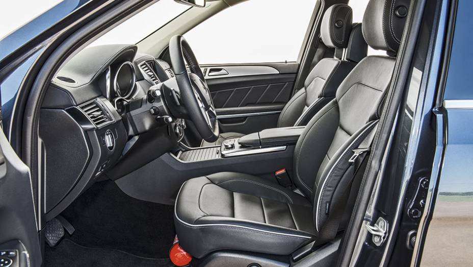 Acabamento tem couro e alumínio aparente | <a href="https://beta-develop.quatrorodas.abril.com.br/carros/impressoes/mercedes-benz-gl-350-bluetec-sport-798485.shtml" rel="migration">Leia mais</a>