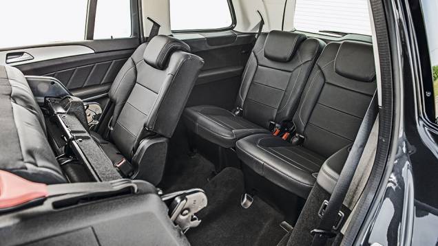 O rebatimento dos assentos é elétrico | <a href="https://beta-develop.quatrorodas.abril.com.br/carros/impressoes/mercedes-benz-gl-350-bluetec-sport-798485.shtml" rel="migration">Leia mais</a> O rebatimento dos assentos é elétrico | <a href="https://beta-develop.quatrorodas.abril.com.br/carros/impressoes/mercedes-benz-gl-350-bluetec-sport-798485.shtml" rel="migration">Leia mais</a>