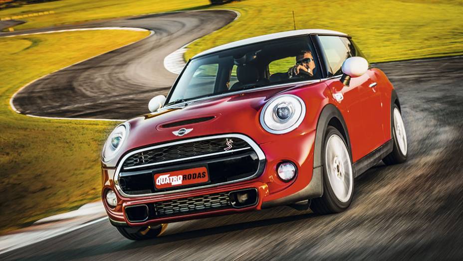 Por fora, o novo parece igual ao antigo? A ideia é essa mesma | <a href="https://beta-develop.quatrorodas.abril.com.br/carros/testes/mini-cooper-799550.shtml" rel="migration">Leia mais</a>