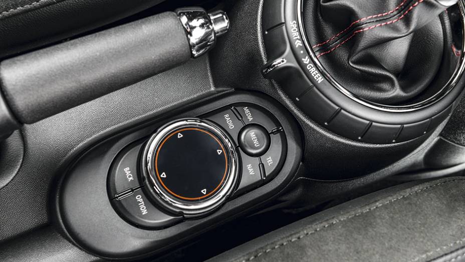 Controle da central multimídia | <a href="https://beta-develop.quatrorodas.abril.com.br/carros/testes/mini-cooper-799550.shtml" rel="migration">Leia mais</a> Controle da central multimídia | <a href="https://beta-develop.quatrorodas.abril.com.br/carros/testes/mini-cooper-799550.shtml" rel="migration">Leia mais</a>