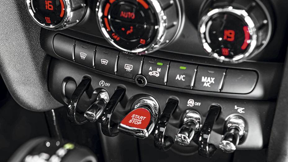 Teclas iguais às de aviões antigos, como na versão anterior | <a href="https://beta-develop.quatrorodas.abril.com.br/carros/testes/mini-cooper-799550.shtml" rel="migration">Leia mais</a> Teclas iguais às de aviões antigos, como na versão anterior | <a href="https://beta-develop.quatrorodas.abril.com.br/carros/testes/mini-cooper-799550.shtml" rel="migration">Leia mais</a>