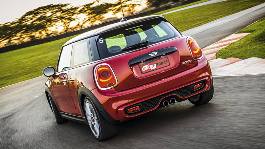 Lanternas estão maiores e invadem a tampa traseira | <a href="https://beta-develop.quatrorodas.abril.com.br/carros/testes/mini-cooper-799550.shtml" rel="migration">Leia mais</a> Lanternas estão maiores e invadem a tampa traseira | <a href="https://beta-develop.quatrorodas.abril.com.br/carros/testes/mini-cooper-799550.shtml" rel="migration">Leia mais</a>