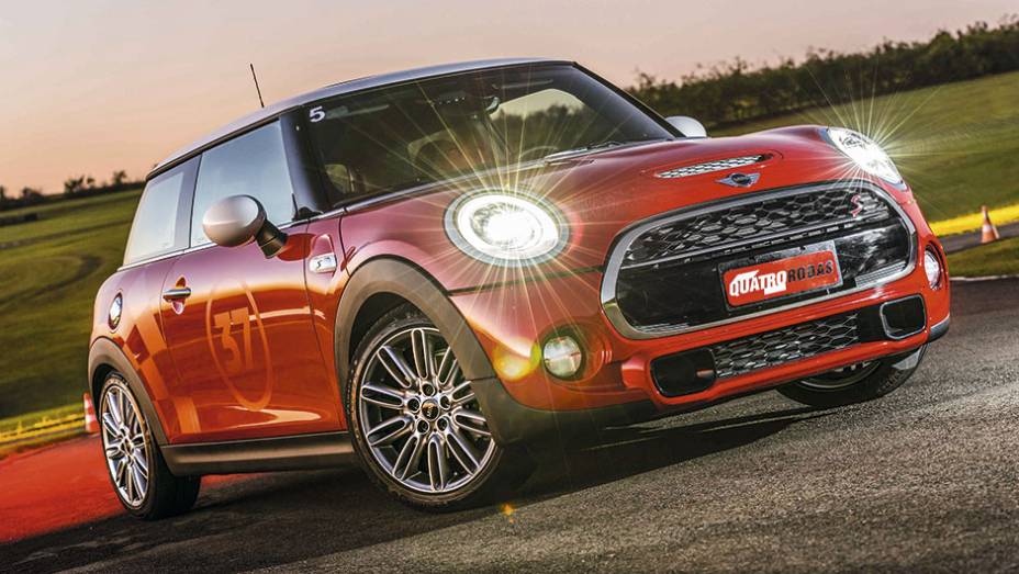 Agora a grade incorpora o para-choque | <a href="https://beta-develop.quatrorodas.abril.com.br/carros/testes/mini-cooper-799550.shtml" rel="migration">Leia mais</a>