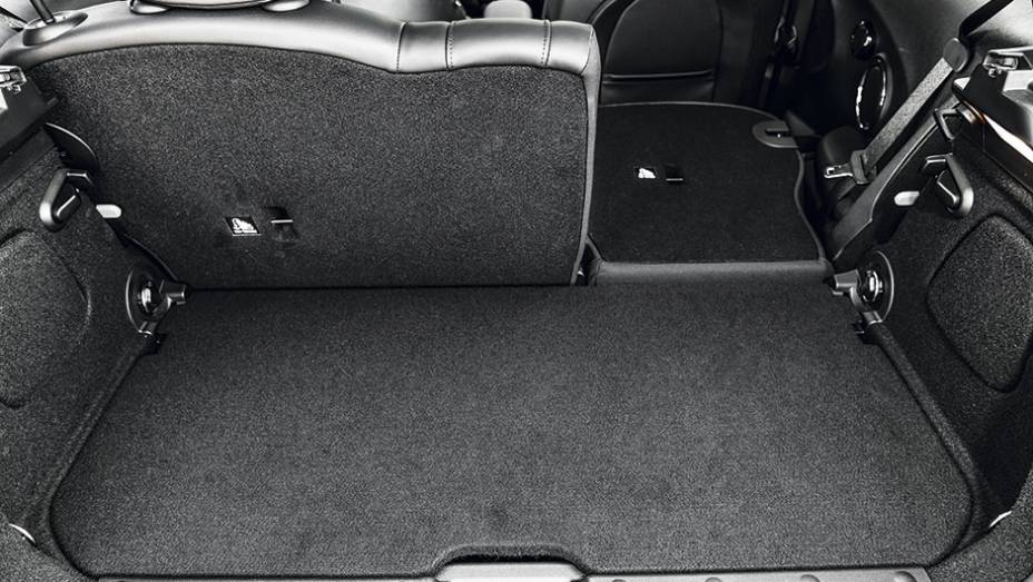 Bancos traseiros são rebatíveis | <a href="https://beta-develop.quatrorodas.abril.com.br/carros/testes/mini-cooper-799550.shtml" rel="migration">Leia mais</a> Bancos traseiros são rebatíveis | <a href="https://beta-develop.quatrorodas.abril.com.br/carros/testes/mini-cooper-799550.shtml" rel="migration">Leia mais</a>