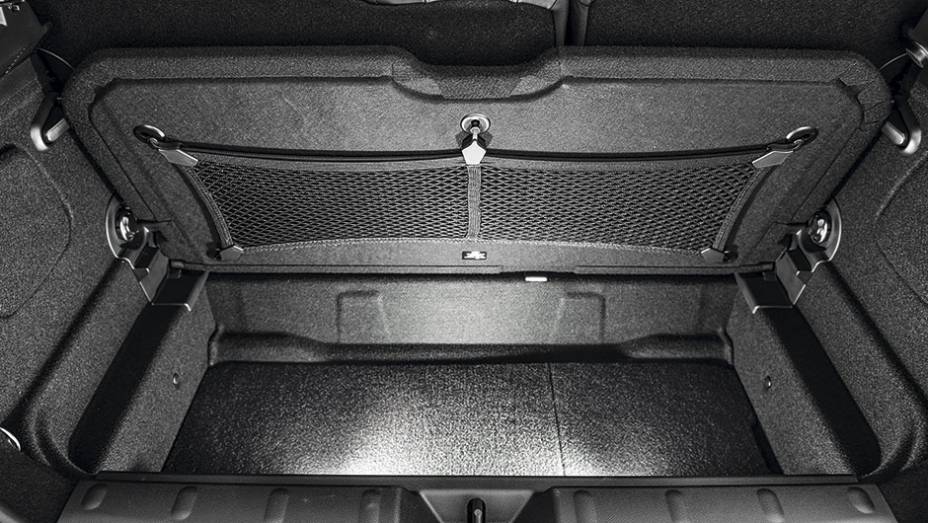 O porta-malas leva 211 litros, com direito a fundo falso | <a href="https://beta-develop.quatrorodas.abril.com.br/carros/testes/mini-cooper-799550.shtml" rel="migration">Leia mais</a> O porta-malas leva 211 litros, com direito a fundo falso | <a href="https://beta-develop.quatrorodas.abril.com.br/carros/testes/mini-cooper-799550.shtml" rel="migration">Leia mais</a>