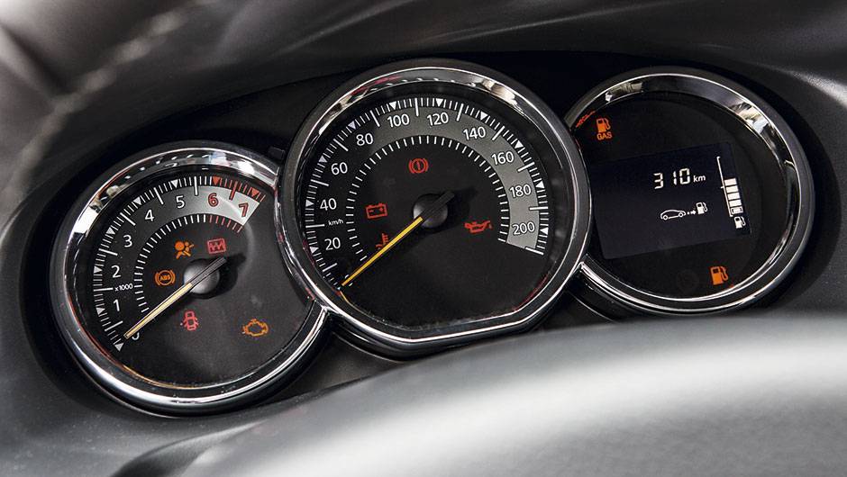 O visor digital exibe informa&ccedil;&otilde;es do computador de bordo | <a href="https://beta-develop.quatrorodas.abril.com.br/carros/testes/renault-sandero-797579.shtml" rel="migration">Leia mais</a>