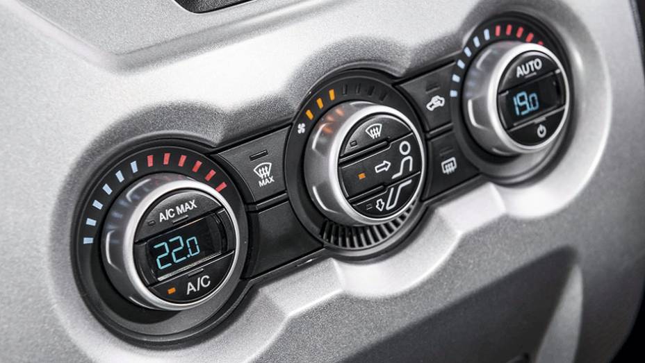Ar-condicionado digital de duas zonas &eacute; item de s&eacute;rie | <a href="https://beta-develop.quatrorodas.abril.com.br/carros/testes/troller-t4-800224.shtml" rel="migration">Leia mais</a>