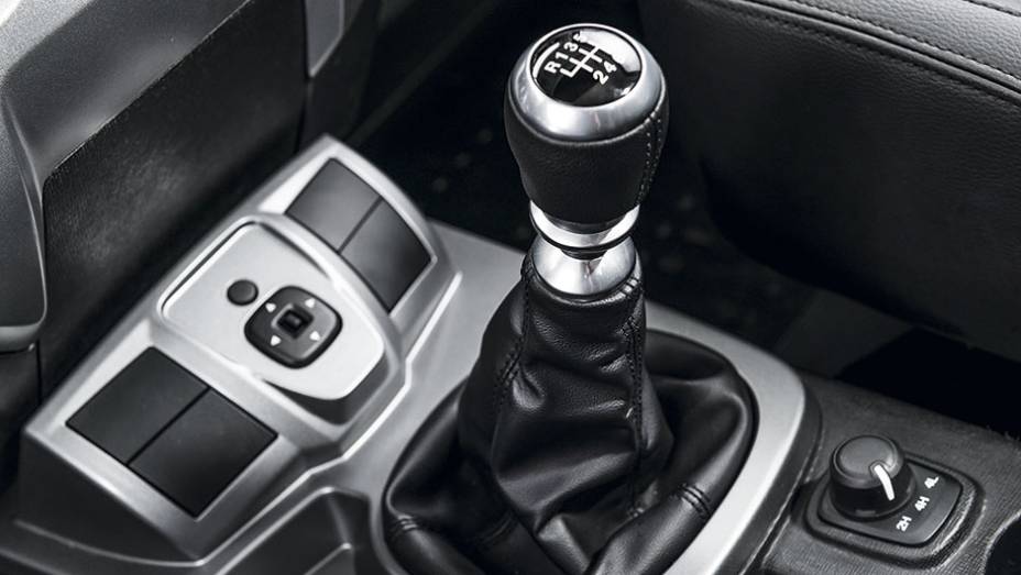 Acionamento da tração é por botão | <a href="https://beta-develop.quatrorodas.abril.com.br/carros/testes/troller-t4-800224.shtml" rel="migration">Leia mais</a> Acionamento da tração é por botão | <a href="https://beta-develop.quatrorodas.abril.com.br/carros/testes/troller-t4-800224.shtml" rel="migration">Leia mais</a>