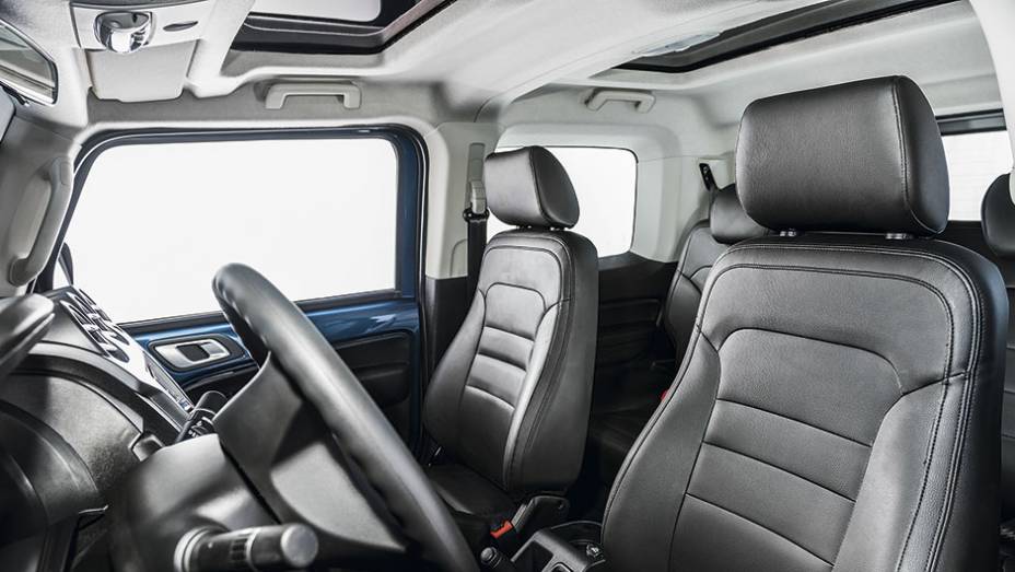 Cabine conta com teto solar de vidro na frente e atr&aacute;s | <a href="https://beta-develop.quatrorodas.abril.com.br/carros/testes/troller-t4-800224.shtml" rel="migration">Leia mais</a>