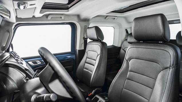 Cabine conta com teto solar de vidro na frente e atrás | <a href="https://beta-develop.quatrorodas.abril.com.br/carros/testes/troller-t4-800224.shtml" rel="migration">Leia mais</a> Cabine conta com teto solar de vidro na frente e atrás | <a href="https://beta-develop.quatrorodas.abril.com.br/carros/testes/troller-t4-800224.shtml" rel="migration">Leia mais</a>
