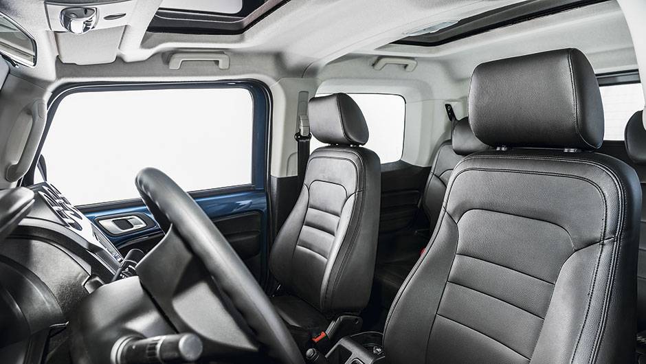 Cabine conta com teto solar de vidro na frente e atr&aacute;s | <a href="https://beta-develop.quatrorodas.abril.com.br/carros/testes/troller-t4-800224.shtml" rel="migration">Leia mais</a>