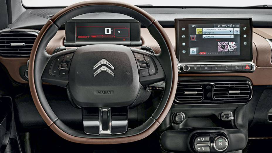 Painel quase n&atilde;o tem bot&otilde;es ou mostradores, que foram transferidos para as duas telas coloridas | <a href="https://beta-develop.quatrorodas.abril.com.br/carros/impressoes/citroen-c4-cactus-802252.shtml" target="_blank" rel="migration">Leia mais</a>