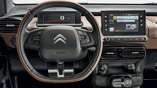 Painel quase não tem botões ou mostradores, que foram transferidos para as duas telas coloridas | <a href="https://beta-develop.quatrorodas.abril.com.br/carros/impressoes/citroen-c4-cactus-802252.shtml" target="_blank" rel="migration">Leia mais</a> Painel quase não tem botões ou mostradores, que foram transferidos para as duas telas coloridas | <a href="https://beta-develop.quatrorodas.abril.com.br/carros/impressoes/citroen-c4-cactus-802252.shtml" target="_blank" rel="migration">Leia mais</a>