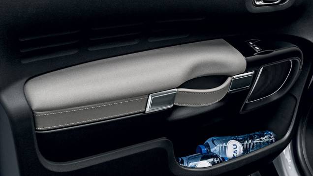 Puxador da porta é uma tira de couro | <a href="https://beta-develop.quatrorodas.abril.com.br/carros/impressoes/citroen-c4-cactus-802252.shtml" target="_blank" rel="migration">Leia mais</a> Puxador da porta é uma tira de couro | <a href="https://beta-develop.quatrorodas.abril.com.br/carros/impressoes/citroen-c4-cactus-802252.shtml" target="_blank" rel="migration">Leia mais</a>