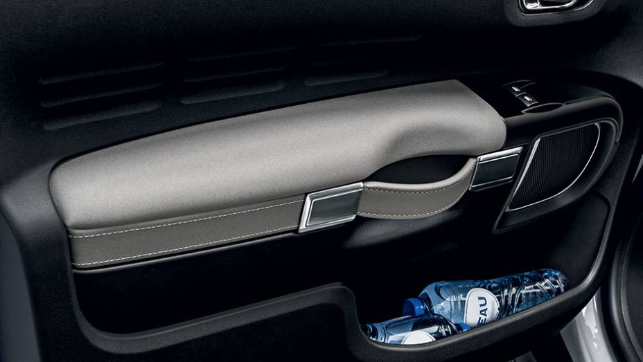 Puxador da porta &eacute; uma tira de couro | <a href="https://beta-develop.quatrorodas.abril.com.br/carros/impressoes/citroen-c4-cactus-802252.shtml" target="_blank" rel="migration">Leia mais</a>