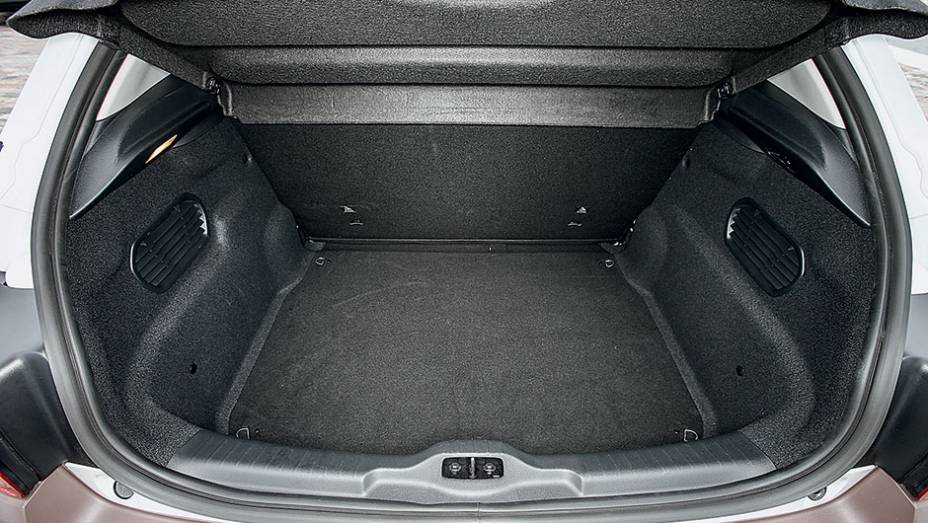 Porta-malas de 348 litros, menor que os 368 de um EcoSport | <a href="https://beta-develop.quatrorodas.abril.com.br/carros/impressoes/citroen-c4-cactus-802252.shtml" target="_blank" rel="migration">Leia mais</a> Porta-malas de 348 litros, menor que os 368 de um EcoSport | <a href="https://beta-develop.quatrorodas.abril.com.br/carros/impressoes/citroen-c4-cactus-802252.shtml" target="_blank" rel="migration">Leia mais</a>