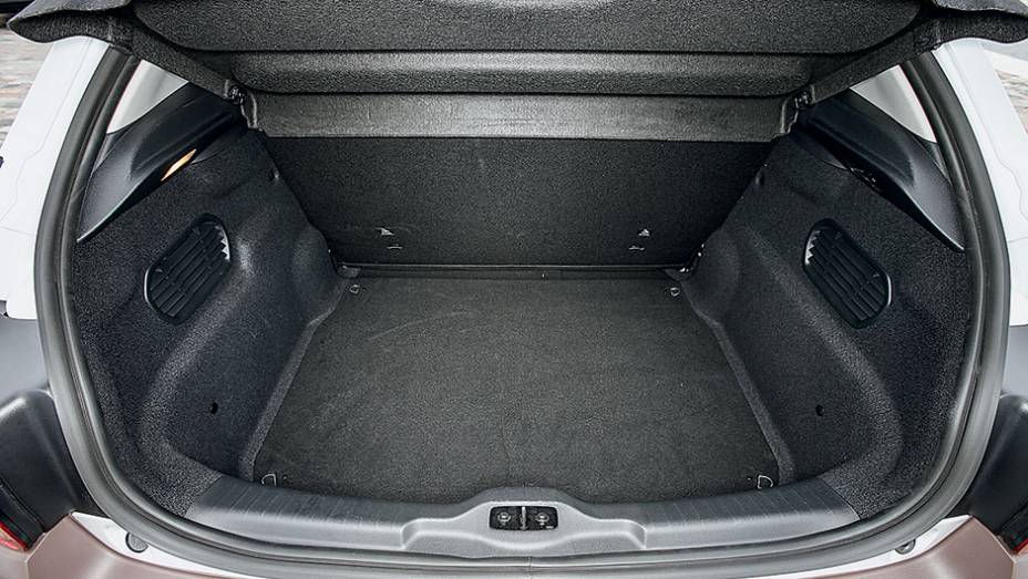 Porta-malas de 348 litros, menor que os 368 de um EcoSport | <a href="https://beta-develop.quatrorodas.abril.com.br/carros/impressoes/citroen-c4-cactus-802252.shtml" target="_blank" rel="migration">Leia mais</a>