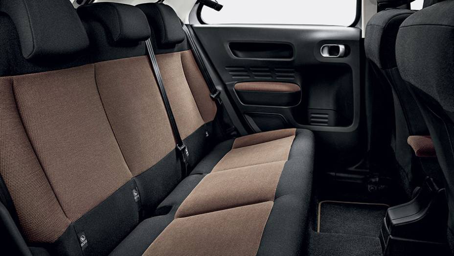 Atr&aacute;s, o banco n&atilde;o &eacute; bipartido | <a href="https://beta-develop.quatrorodas.abril.com.br/carros/impressoes/citroen-c4-cactus-802252.shtml" target="_blank" rel="migration">Leia mais</a>
