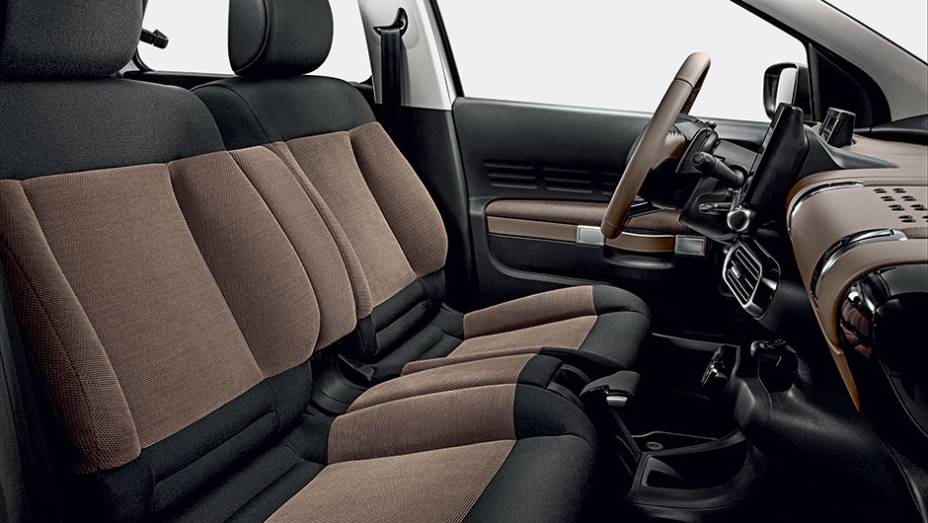 Na frente, o assento &eacute; inteiri&ccedil;o | <a href="https://beta-develop.quatrorodas.abril.com.br/carros/impressoes/citroen-c4-cactus-802252.shtml" target="_blank" rel="migration">Leia mais</a>