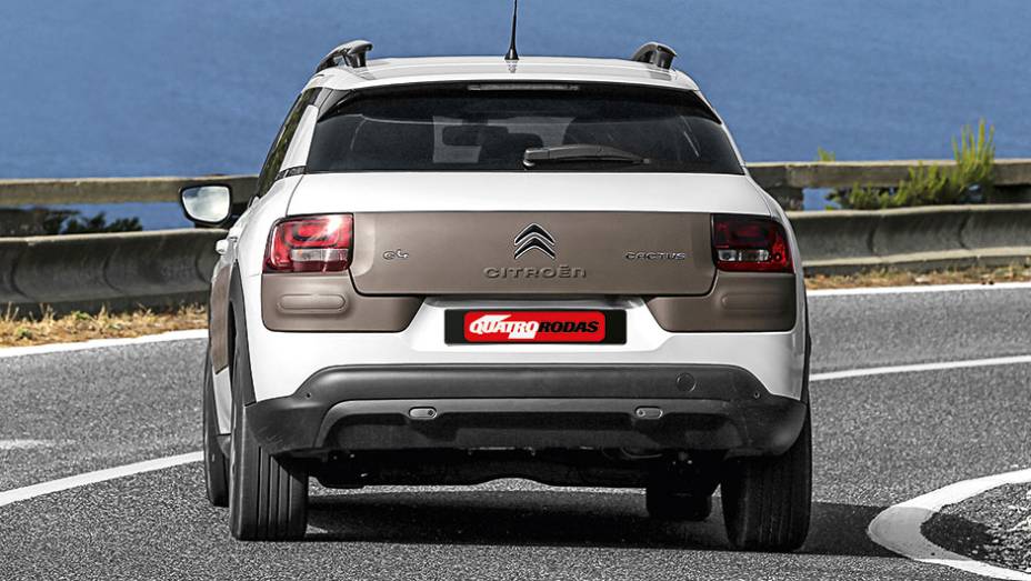 Faixas atr&aacute;s e nas laterais t&ecirc;m 4 op&ccedil;&otilde;es de cor | <a href="https://beta-develop.quatrorodas.abril.com.br/carros/impressoes/citroen-c4-cactus-802252.shtml" target="_blank" rel="migration">Leia mais</a>
