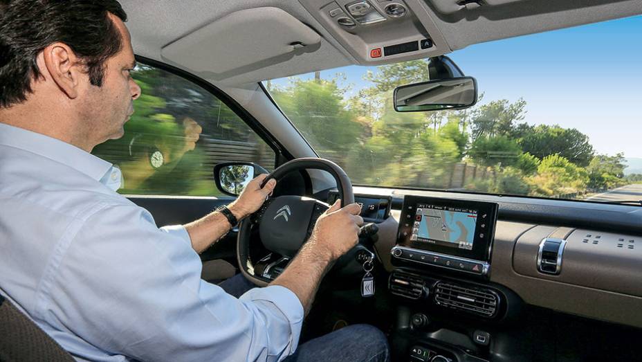 Colunas estreitas melhoram a visibilidade | <a href="https://beta-develop.quatrorodas.abril.com.br/carros/impressoes/citroen-c4-cactus-802252.shtml" target="_blank" rel="migration">Leia mais</a> Colunas estreitas melhoram a visibilidade | <a href="https://beta-develop.quatrorodas.abril.com.br/carros/impressoes/citroen-c4-cactus-802252.shtml" target="_blank" rel="migration">Leia mais</a>