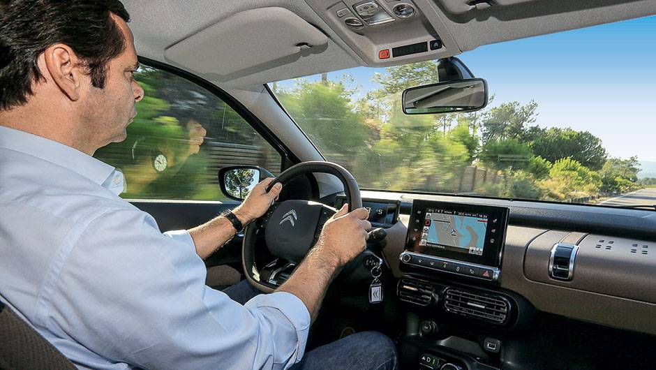 Colunas estreitas melhoram a visibilidade | <a href="https://beta-develop.quatrorodas.abril.com.br/carros/impressoes/citroen-c4-cactus-802252.shtml" target="_blank" rel="migration">Leia mais</a> Colunas estreitas melhoram a visibilidade | <a href="https://beta-develop.quatrorodas.abril.com.br/carros/impressoes/citroen-c4-cactus-802252.shtml" target="_blank" rel="migration">Leia mais</a>