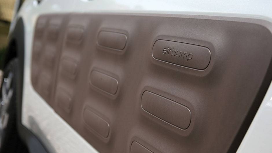 No detalhe, o Airbump, que protege contra riscos e pequenas colis&otilde;es | <a href="https://beta-develop.quatrorodas.abril.com.br/carros/impressoes/citroen-c4-cactus-802252.shtml" target="_blank" rel="migration">Leia mais</a>